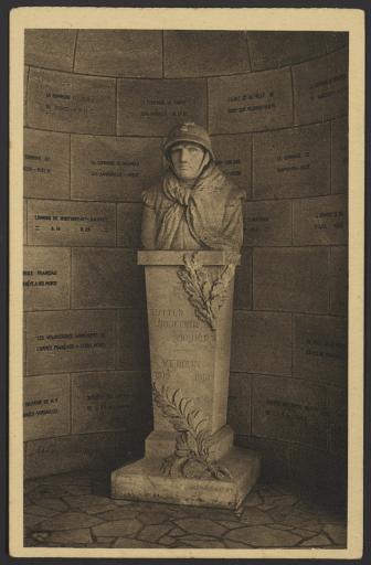 Douaumont. - Statue du soldat de l'ossuaire de Douaumont (offerte par Mme Girardet, en souvenir de son fils aviateur disparu).